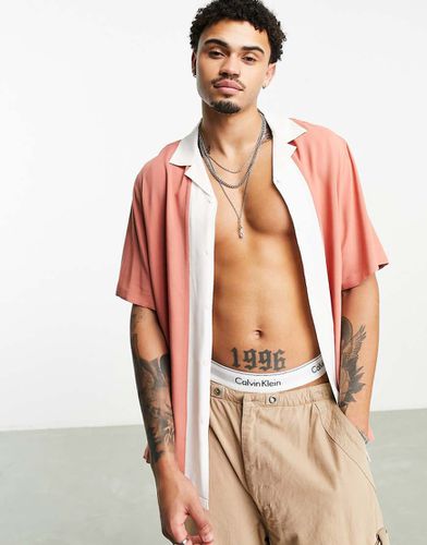 Chemise décontractée effet coupé-cousus avec col à revers - Asos Design - Modalova