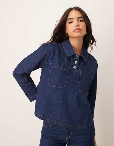 Crop top en denim à col boutonné - Indigo - Asos Design - Modalova