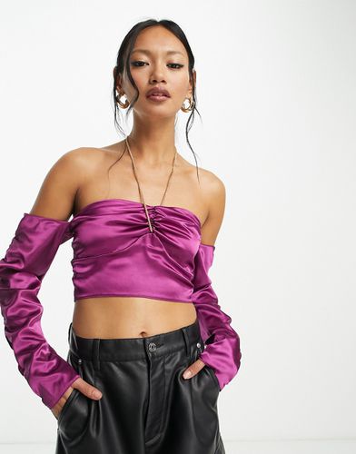 Crop top épaules nues satiné avec chaîne - Asos Design - Modalova