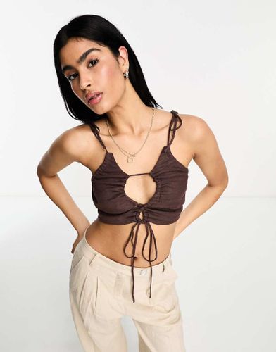 Crop top froncé à bretelles nouées et fente goutte d'eau - Chocolat - Asos Design - Modalova