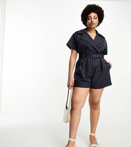 ASOS DESIGN Curve - Combishort style smoking à fines rayures avec manches courtes et ceinture - Asos Curve - Modalova