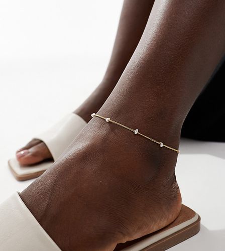 ASOS DESIGN Curve - Bracelet de cheville en plaqué or 14 carats avec petites perles fantaisie - Asos Curve - Modalova