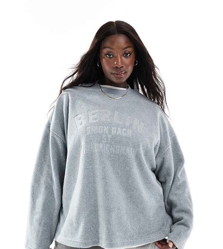 ASOS DESIGN Curve - Sweat en imitation peau de mouton avec inscription Berlin en relief - chiné - Asos Curve - Modalova