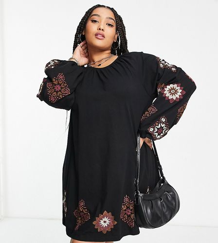 ASOS DESIGN Curve - Robe babydoll courte à manches longues avec surpiqûres croisées brodées - Asos Curve - Modalova