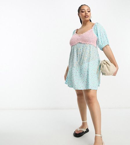 ASOS DESIGN Curve - Robe courte en maille crochetée avec encolure Bardot et petites fleurs variées - Asos Curve - Modalova