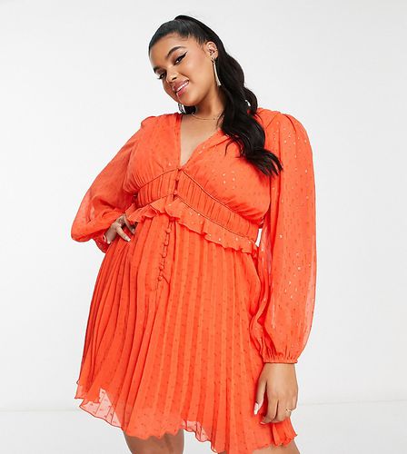 ASOS DESIGN Curve - Robe courte plissée à la taille boutonnée et froncée en tissu plumetis métallisé - Asos Curve - Modalova