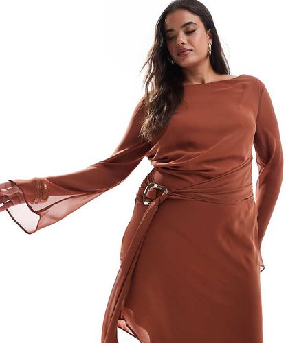 ASOS DESIGN Curve - Robe mi-longue asymétrique en mousseline à encolure bateau et ceinture dorée effet liquide - Terracotta - Asos Curve - Modalova