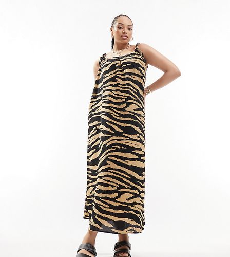 ASOS DESIGN Curve - Robe nuisette longue coupe trapèze avec bretelles à nouer et imprimé animal - Asos Curve - Modalova