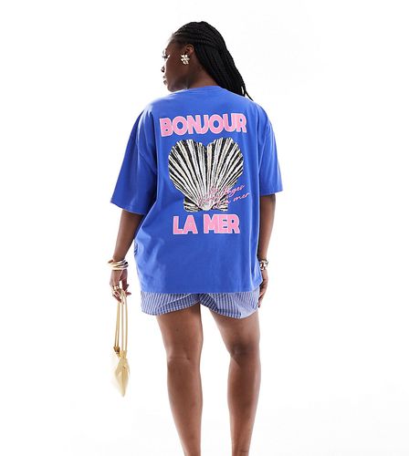ASOS DESIGN Curve - T-shirt coupe boyfriend avec imprimé coquillage et inscription Bonjour La Mer » - Asos Curve - Modalova