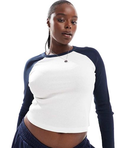 ASOS DESIGN Curve - Top à manches longues raglan - Bleu marine et blanc - Asos Curve - Modalova