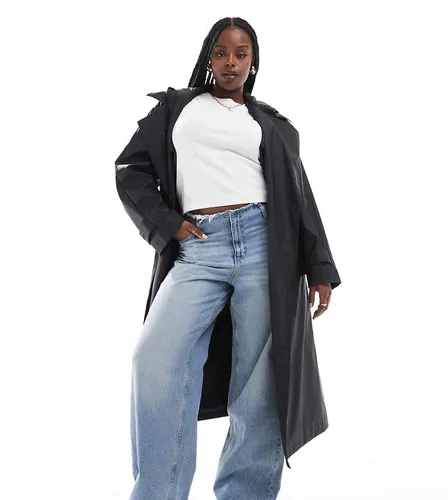 ASOS DESIGN Curve - Trench à capuche ceinturé en caoutchouc imperméable - Asos Curve - Modalova