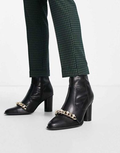 Bottines chelsea à talon en similicuir avec détail chaîne ornée de perles - Asos Design - Modalova