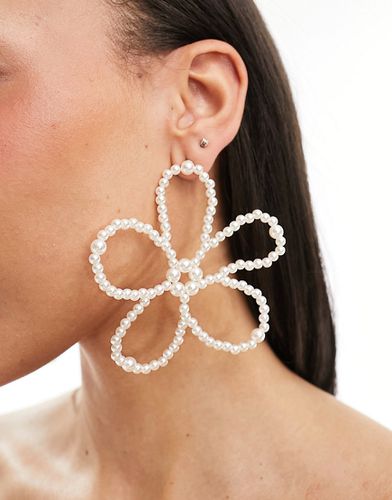 Boucles d'oreilles à fleur oversize en perle fantaisie - Asos Design - Modalova