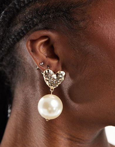 Boucles d'oreilles avec motif caur martelé et perle fantaisie - Asos Design - Modalova
