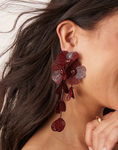 Boucles d'oreilles pendantes à fleurs en relief - Bordeaux - Asos Design - Modalova