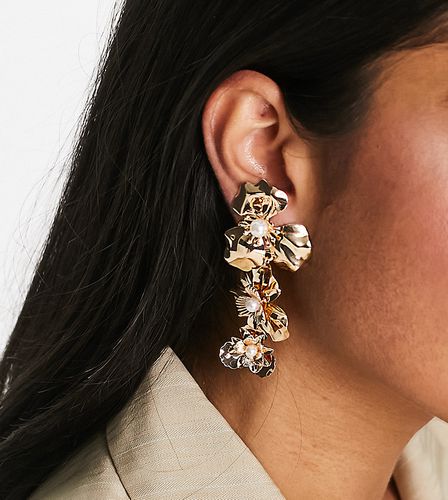 Boucles d'oreilles pendantes à fleurs linéaires avec perles fantaisie - Asos Design - Modalova