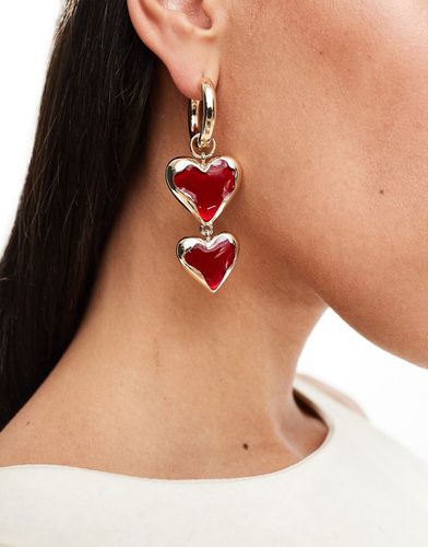 Boucles d'oreilles pendantes avec caurs rouges - Asos Design - Modalova