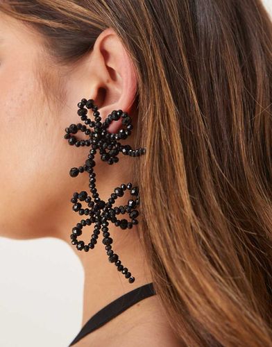 Boucles d'oreilles pendantes avec deux fleurs en perles - Asos Design - Modalova