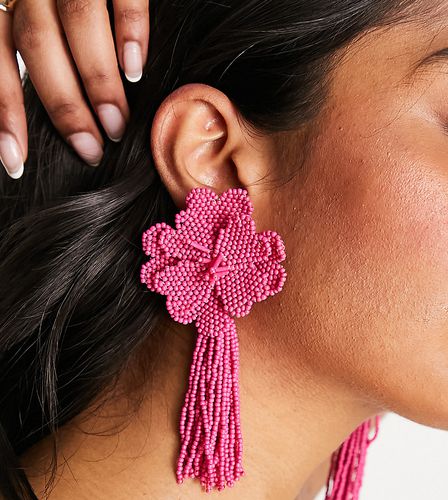 Boucles d'oreilles pendantes avec fleurs en perles - vif - Asos Design - Modalova