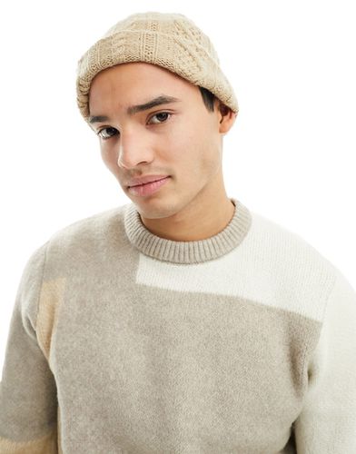 Bonnet en maille torsadée de laine d'agneau - Grège - Asos Design - Modalova