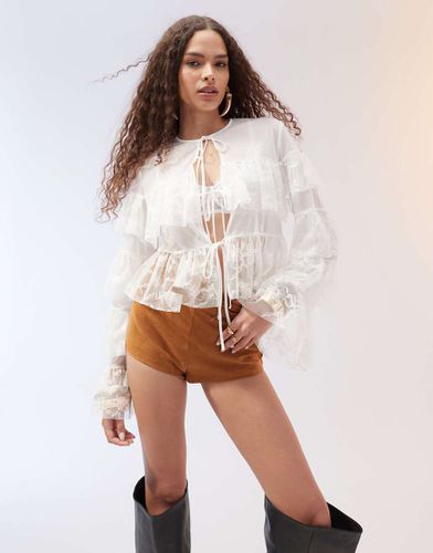 Blouse nouée sur le devant à volants avec empiècements en dentelle - Ivoire - Asos Design - Modalova