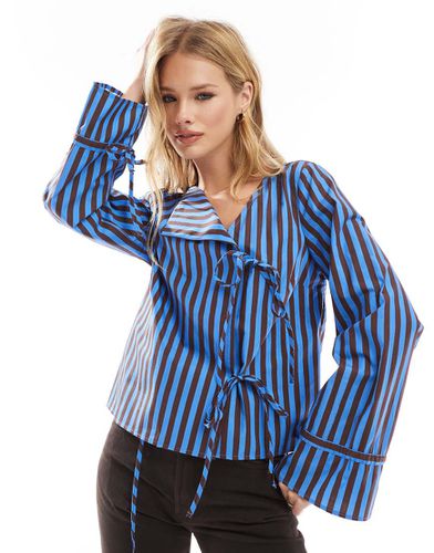 Blouse en popeline rayée avec patte asymétrique avec liens - Bleu - Asos Design - Modalova