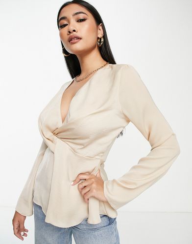 Blouse en satin torsadée à l'avant avec manches évasées - Champagne - Asos Design - Modalova