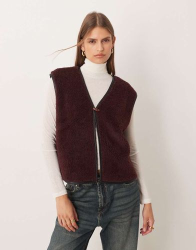 Gilet col en V en polaire imitation peau de mouton avec biais contrast - Bordeaux - Asos Design - Modalova