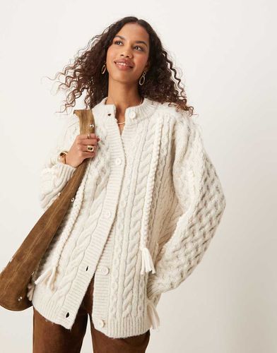 Gilet ornementé en maille torsadée avec détails en relief - Crème - Asos Design - Modalova