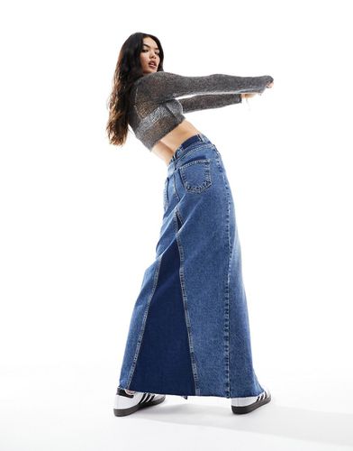 DECONSTRUCTED' - Jupe en jean mi-longue à taille décalée - moyen délavé - Asos Design - Modalova