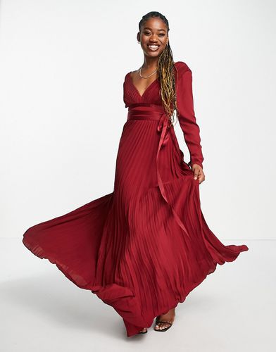 Demoiselle d'honneur - Robe longue plissée à manches longues avec lien satiné à la taille - Bordeaux - Asos Design - Modalova