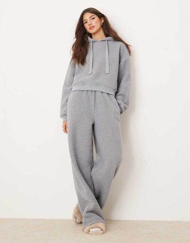 Ensemble confort avec sweat à capuche court et pantalon large en imitation peau de mouton - Asos Design - Modalova