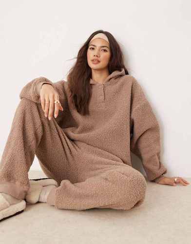 Ensemble confort en imitation peau de mouton avec pantalon de jogging et sweat à capuche oversize - Taupe - Asos Design - Modalova