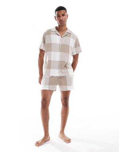 Ensemble loungewear à carreaux avec chemise et short - Beige - Asos Design - Modalova