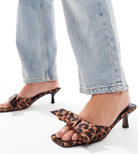 Hyphen - Mules larges à talon mi-haut et détail naud avec imprimé léopard - Asos Design - Modalova