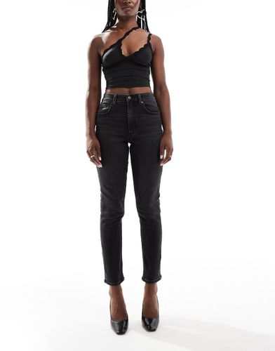 Jean mom slim confortable sculptant - délavé - Asos Design - Modalova