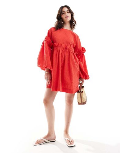 Jumbo - Robe texturée courte à volants - cerise - Asos Design - Modalova