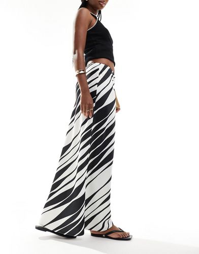 Jupe longue satinée coupée en biais à imprimé abstrait - Noir et blanc - Asos Design - Modalova