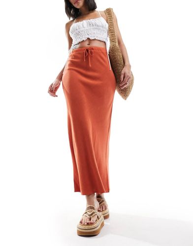 Jupe mi-longue coupée en biais en aspect lin avec liens à la taille - Terracotta - Asos Design - Modalova