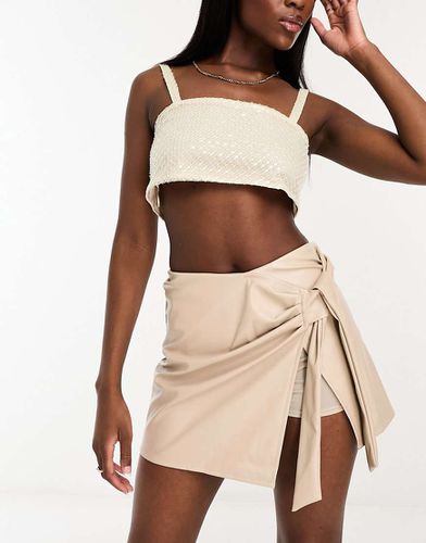 Jupe-short en PU croisé sur le devant - Taupe - Asos Design - Modalova