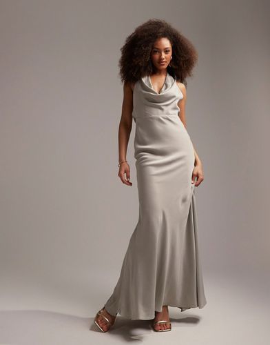 L'invitée - Robe longue en satin avec encolure américaine bénitier - sauge - Asos Design - Modalova