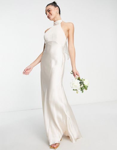 L'invitée - Robe longue plissée avec dos nu et jupe en satin doux - Crème - Asos Design - Modalova