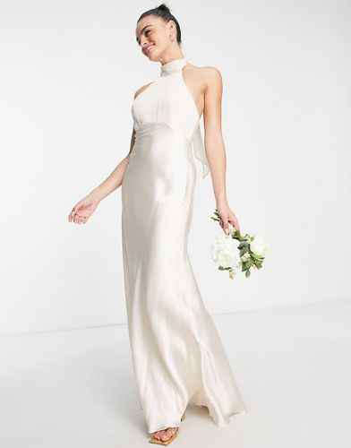 L'invitée - Robe longue plissée avec dos nu et jupe en satin doux - Crème - Asos Design - Modalova