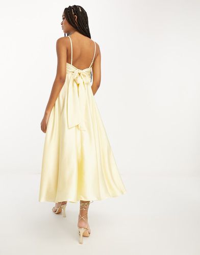 L'invitée - Robe mi-longue en satin avec liens noués dans le dos - Citron - Asos Design - Modalova