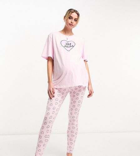 ASOS DESIGN Maternity - Exclusivité - Ensemble de pyjama legging et T-shirt oversize avec motif caur Mama - Asos Maternity - Modalova