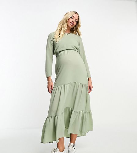 ASOS DESIGN Maternity - Robe d'allaitement mi-longue avec volants étagés et cordon de serrage sur la taille - sauge - Asos Maternity - Modalova