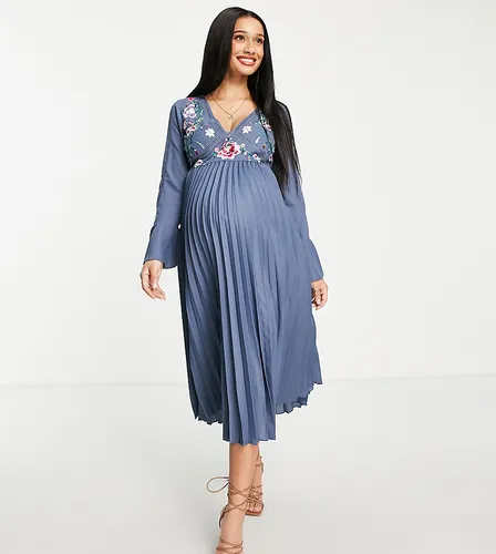 ASOS DESIGN Maternity - Robe mi-longue brodée à plis - Asos Maternity - Modalova
