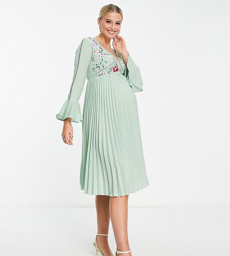 ASOS DESIGN Maternity - Robe mi-longue plissée avec broderies - Sauge - Asos Maternity - Modalova