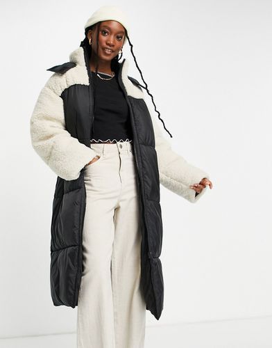 Manteau long oversize en imitation peau de mouton - Noir - Asos Design - Modalova