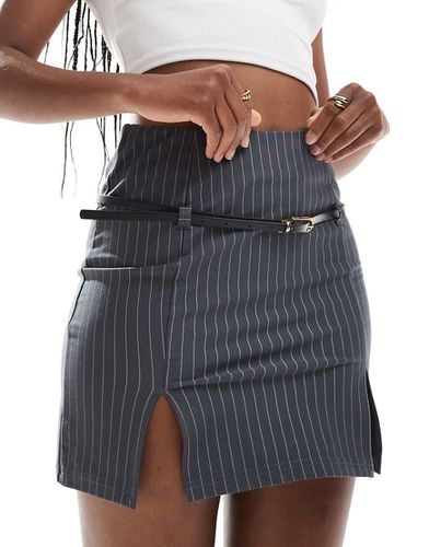 Mini-jupe à fines rayures avec ceinture - Asos Design - Modalova